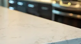 Bancadas em granito na cozinha e &aacute;rea de servi&ccedil;o