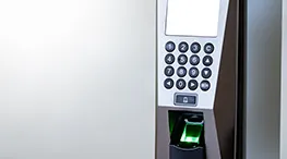 Acesso de entrada por senha ou cart&atilde;o