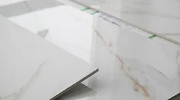 Porcelanato, piso vin&iacute;lico, brise met&aacute;lico e pele de vidro